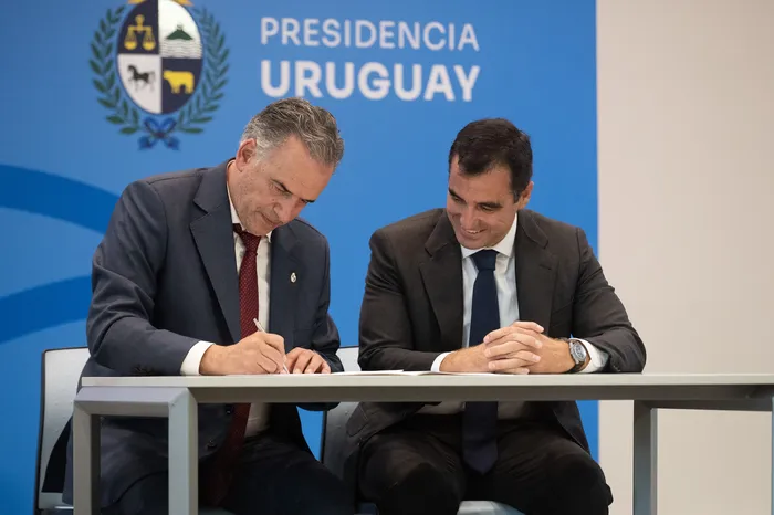 Yamandú Orsi y Arturo Díaz Tejero, CEO de Solaria, durante la firma del acuerdo, el 14 de octubre, en la Torre Ejecutiva. · Foto: Alessandro Maradei