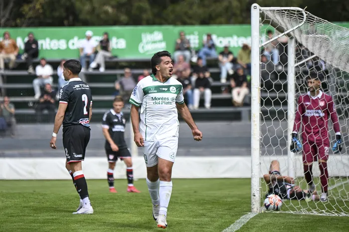 Nicolás González, de Plaza Colonia, contra River Plate por la fecha 23 de la fase regular, el 18 de octubre, en el Parque Juan Prandi. · Foto: Ignacio Dotti