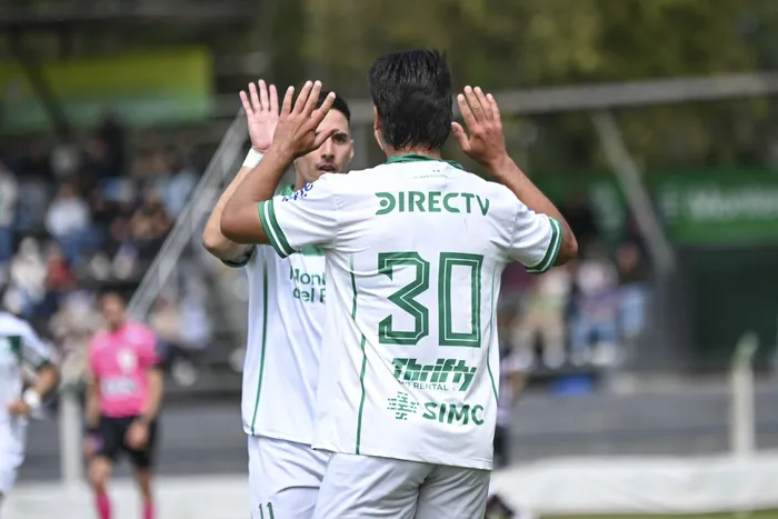 Jugadores de Plaza Colonia festejan la victoria ante River Plate, el 18 de octubre, en Colonia. · Foto: Ignacio Dotti
