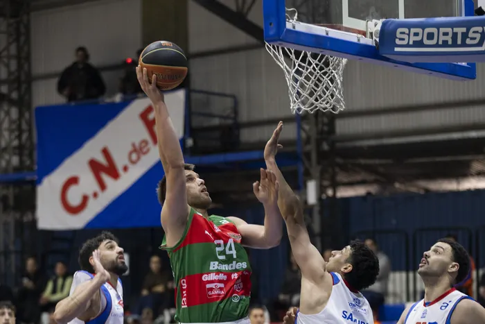 Agustin Zuvich, de Aguada, y Thomas Araújo, de Nacional, el 20 de octubre, en el gimnasio de Malvín. · Foto: Rodrigo Viera Amaral
