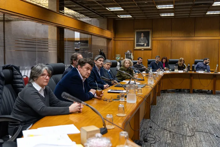 Mercedes Etcheverry, Javier Meilán, Diego Irazoqui, Diego Petrucelli, Lorena Merli Secretaria, Gonzalo Simone, el 21 de octubre, en la Comisión de Hacienda de la Cámara de Representantes. · Foto: Nadia Iula