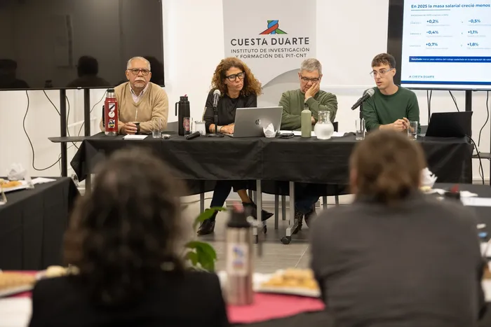 Julio Perdigón, Alejandra Picco, Milton Castellano y Julián Rapetti, el 22 de octubre, en la sede del PIT-CNT · Foto: Gianni Schiaffarino