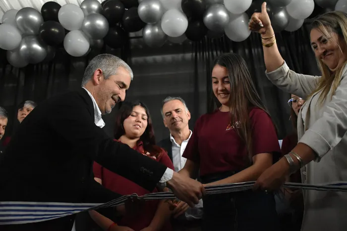 Pablo Caggiani, Yamandú Orsi y Gabriela da Silva (D), el 23 de octubre, en la inauguración del liceo San Antonio. · Foto: Romina Simean