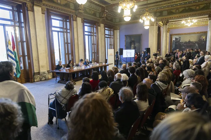 Lilián Abracinskas, Lujain Jallad, Maite Sarasola, Mónica Xavier y Rasha Qumsiyeh, el 26 de octubre, en el Palacio Legislativo · Foto: Rodrigo Viera Amaral