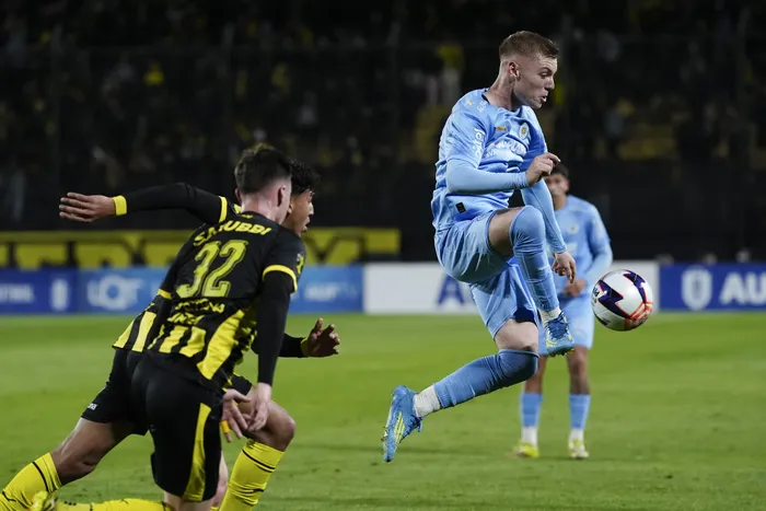 Leandro Umpiérrez, de Peñarol, y Ramiro Lecchini, de Montevideo City Torque, el 27 de octubre, en el Campeón del Siglo. · Foto: Ernesto Ryan, Agencia Gamba