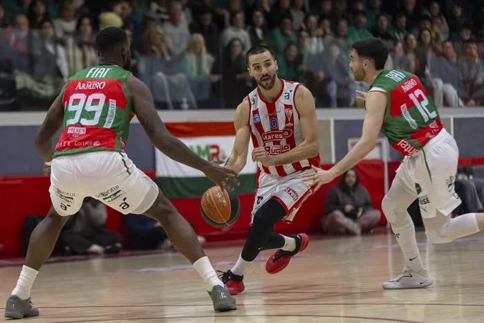 Jamil Wilson, de Aguada; Joaquín Osimani, de Larrañaga, y Matías Espinosa, de Aguada, el 27 de octubre, en la cancha de Larrañaga. · Foto: Rodrigo Viera Amaral