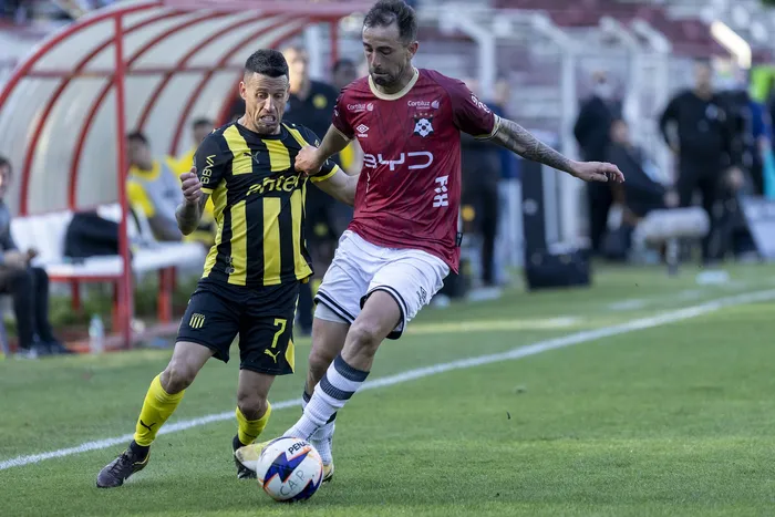 Javier Cabrera, de Peñarol, y Leandro Zazpe, de Wanderers, durante el encuentro en el Parque Saroldi, por la fecha 13 del Torneo Clausura. · Foto: Rodrigo Viera Amaral