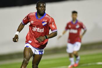 Christian Ebere, de Nacional, tras convertir el primer gol de su equipo ante Huracán de Paso de la Arena, por los dieciseisavos de final de la Copa AUF Uruguay, el 26 de agosto, en el estadio Juan Antonio Lavalleja, en Minas. · Foto: Fernando Morán, Agencia Gamba