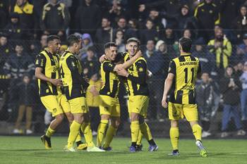 Durante el festejo del gol convertido por Javier Méndez, el 31 de agosto, en el estadio Alfredo Víctor Viera. · Foto: Sandro Pereyra, Agencia Gamba