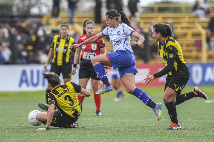 Daiana Farías, de Peñarol, Martha Figueredo, de Nacional, y Josefina Villa, de Peñarol, el 7 de setiembre, en el estadio José Pedro Damiani. · Foto: Sandro Pereyra, Agencia Gamba