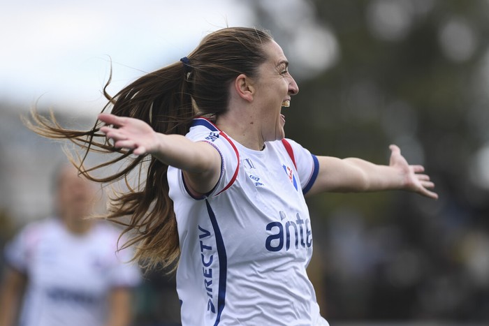 Sofía Oxandabarat, de Nacional, tras convertir el segundo gol de su equipo ante Peñarol, el 7 de setiembre, en el estadio José Pedro Damiani, en Montevideo. Foto: Sandro Pereyra, Agencia Gamba.