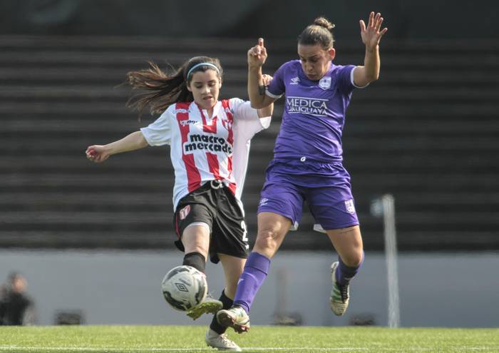 Romina Morel, de River Plate, y Lucía Gómez, de Defensor Sporting, en el estadio Charrúa. (archivo, setiembre de 2020) · Foto: .