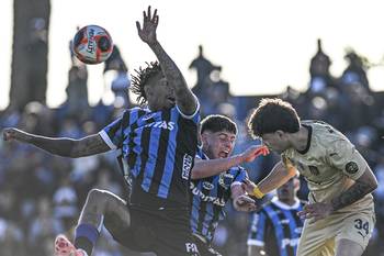 Abel Hernández y Renzo Machado, de Liverpool, y Nahuel Herrera, de Peñarol, el 13 de setiembre, en el estadio Belvedere. · Foto: Guillermo Legaria, Agencia Gamba