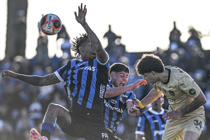 Abel Hernández y Renzo Machado, de Liverpool y Nahuel Herrera, de Peñarol, el sábado, en el Estadio Belvedere. · Foto: Guillermo Legaria