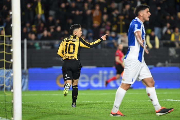 Leonardo Fernández, tras convertirle el gol a Juventud, el 21 de setiembre, en el estadio Campeón del Siglo. · Foto: Guillermo Legaria, AFP