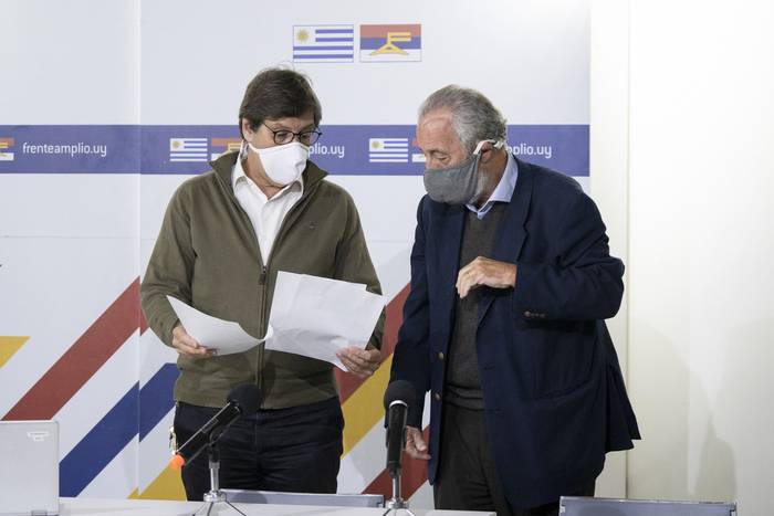 Javier Miranda y Miguel Fernández Galeano, al finalizar una conferencia de prensa, en la Huella de Seregni (archivo, mayo de 2020).



 · Foto: Mariana Greif