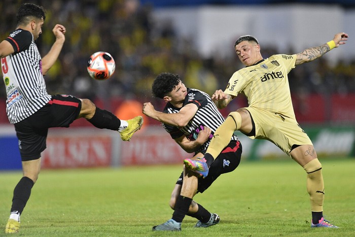 Axel Pandiani de Miramar Misiones y Diego García de Peñarol, durante el partido disputado este sábado por la fecha 11 del torneo Clausura, en el Estadio Silvestre Octavio Landoni, en Durazno. · Foto: Fernando Morán, Agencia Gamba