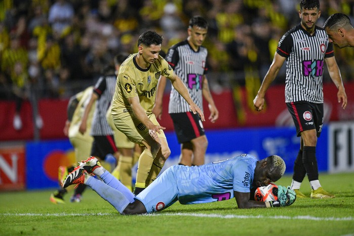 Maximiliano Silvera, de Peñarol y Juan Moreno, golero de Miramar Misiones, el 11 de octubre. · Foto: Fernando Morán, Agencia Gamba