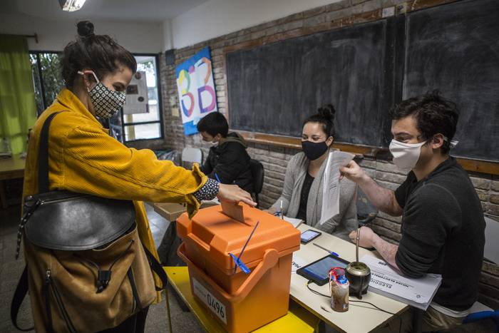 Circuito de votación en la Escuela Paraguay, durante la eslecciones departamentales, en Montevideo (archivo, setiembre de 2020). · Foto: .