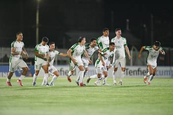 Jugadores de Plaza Colonia festejan el triunfo ante Racing, el 16 de octubre, en el estadio Campeones Olímpicos, en Florida. · Foto: Fernando Morán, Agencia Gamba