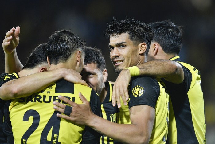 Matías Arezo, de Peñarol, festeja tras convertir el segundo gol de su equipo a Cerro, el 19 de octubre, en el estadio Campeón del Siglo. · Foto: Fernando Morán, Agencia Gamba