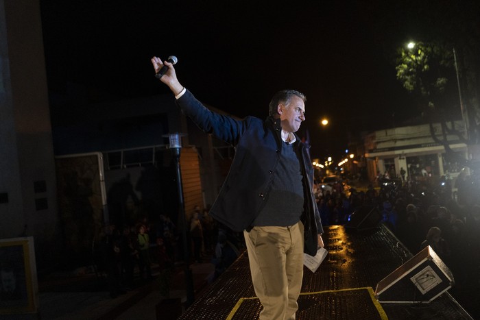 Yamandú Orsi, el 27 de setiembre de 2020, en la plaza 18 de Julio de Canelones. 
 · Foto: Mariana Greif