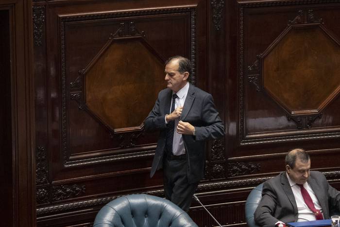 Guido Manini Ríos y Raúl Lozano, durante una sesión de la Cámara de Senadores, en el Parlamento, en Montevideo (archivo, setiembre de 2020). · Foto: Mariana Greif