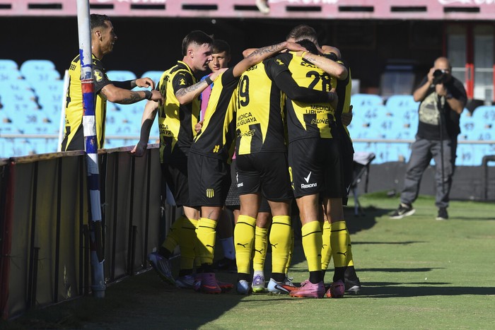 Jugadores de Peñarol festejan tras convertirle el primer gol a Torque, el 9 de noviembre , en el estadio Centenario. · Foto: Sandro Pereyra, Agencia Gamba