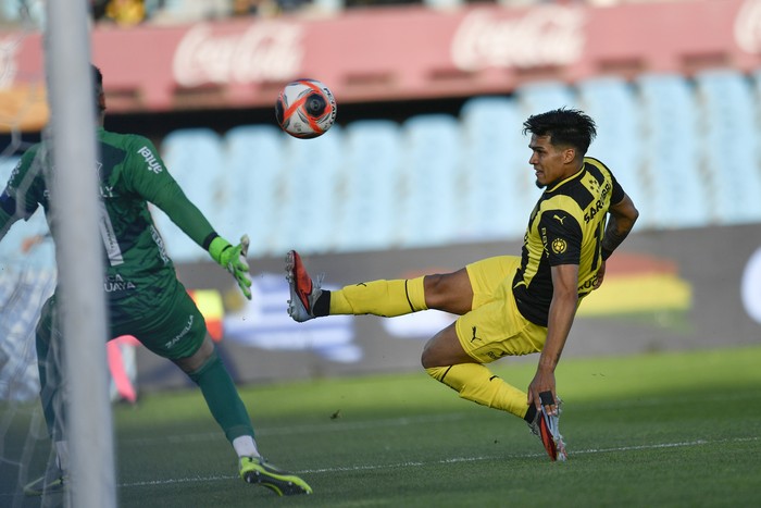 Sebastián Lentinelly, de Liverpool, y Matías Arezo, de Peñarol, durante el partido semifinal del Campeonato Uruguayo, el 16 de noviembre, en el Estadio Centenario. · Foto: Fernando Morán, Agencia Gamba