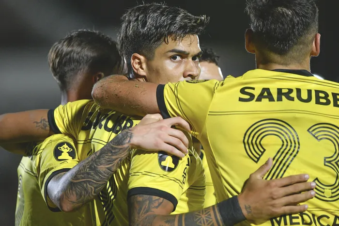 Matías Arezo, de Peñarol, tras convertir el segundo gol de su equipo durante el partido entre  Boston River y Peñarol, el 25 de marzo, en el estadio Campeones Olímpicos, en Florida. · Foto: Fernando Morán, Agencia Gamba