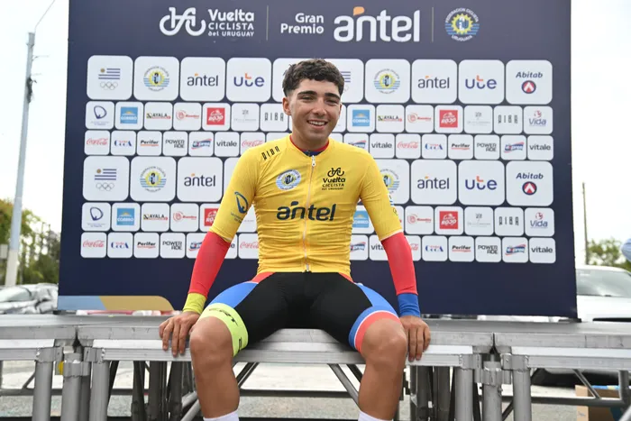 Pablo Bonilla, de Club Náutico y de Pesca Boca de Cufré, malla oro, en el podio de la Etapa 3 Paso de los Toros - Mercedes sobre 180 km de la 81ª Vuelta Ciclista del Uruguay el 28 de marzo de 2026. · Foto: Guillermo Legaria