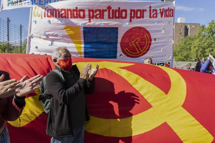 Miembros del Partido Comunista, en la plaza 1° de Mayo (archivo, noviembre de 2020). · Foto: Mariana Greif