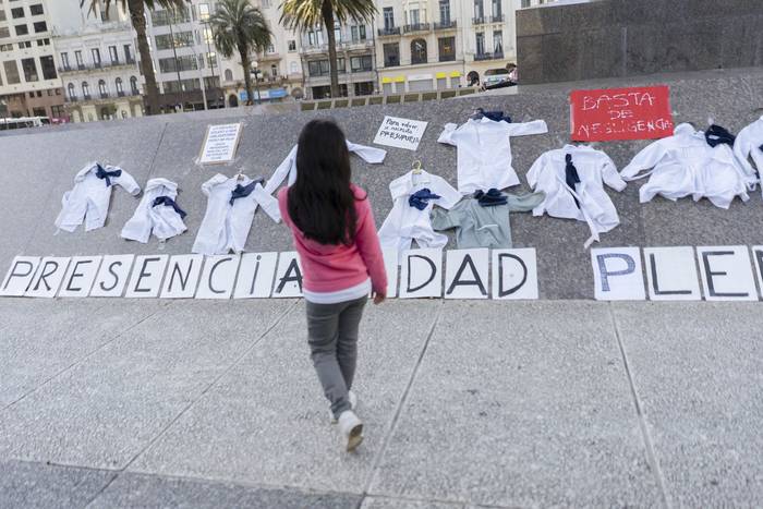 Movilización en la Plaza Independencia en reclamo de clases presenciales (archivo, julio de 2020). · Foto: Mariana Greif