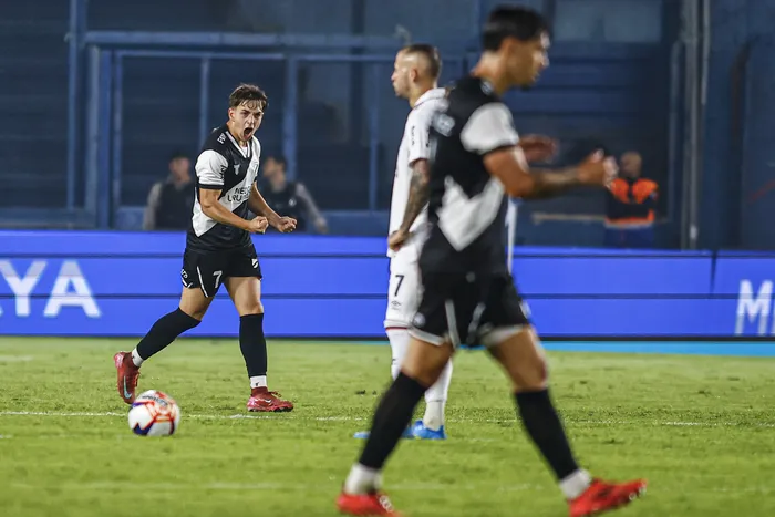 Gol de de Danubio, el 25 de abril en el estadio Gran Parque Central. · Foto: Ernesto Ryan, Agencia Gamba