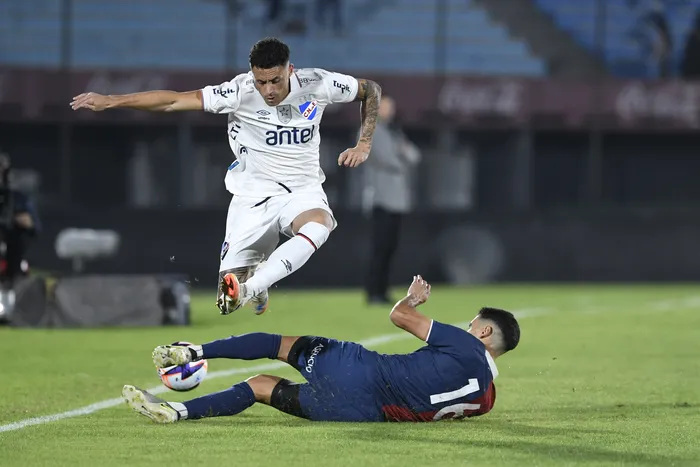 Juan Pintado, de Nacional, y José Álvarez, de Albion, el 3 de mayo, en el estadio Centenario. Foto: Sandro Pereyra, Agencia Gamba