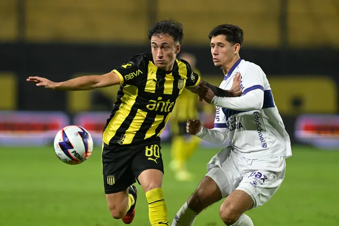 Franco González, de Peñarol, y Axel Frugone, de Defensor Sporting, por la décima cuarta fecha del Torneo Apertura de la Liga AUF Uruguaya, el 4 de mayo, en el estadio Campeón del Siglo. Foto: Guillermo Legaria, Agencia Gamba