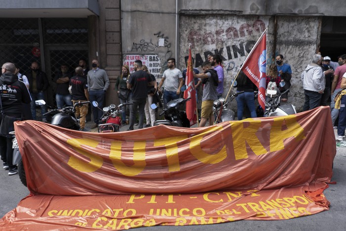 Movilización del Sindicato Único del Transporte de Carga y Ramas Afines (SUTCRA), en el Ministerio de Trabajo. (archivo, noviembre de 2020) · Foto: Mariana Greif