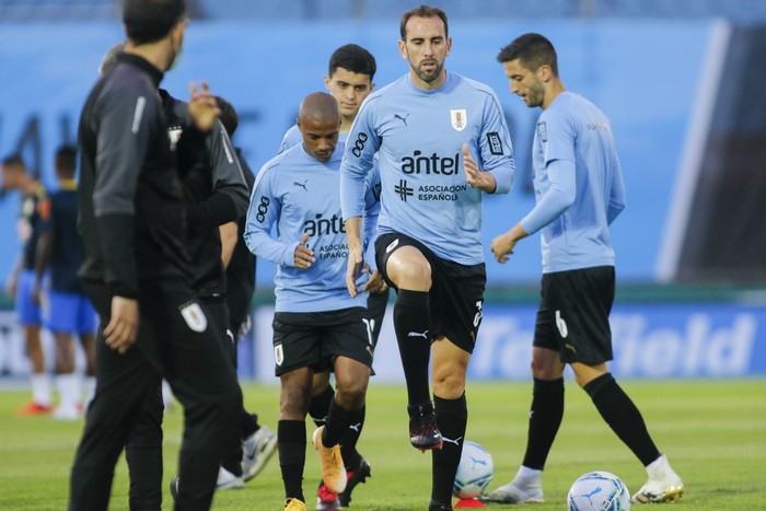 Diego Godín, capitán de Uruguay, durante el calentamiento previo al partido frente a Brasil, por las eliminatorias hacia Catar 2022, el 16 de noviembre de 2020. · Foto: .