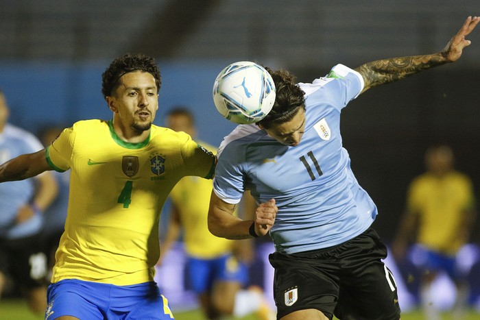 Darwin Núñez, de Uruguay y Marcos  Aoás Corrêa, de Brasil, el 17 de noviembre, por las eliminatorias, en el estadio Centenario. 

 · Foto: .