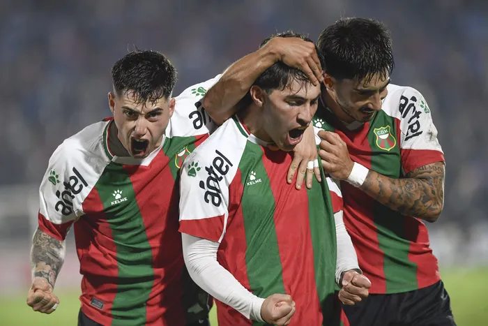 Gonzalo Larrazábal, Martín Ginzo y Juan Manuel Ramos, de Deportivo Maldonado, en el estadio Domingo Burgueño, en Maldonado, el 31 de mayo. · Foto: Fernando Morán, Agencia Gamba