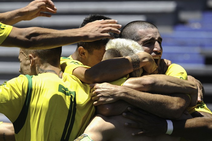 Festejo de los jugadores de Cerrito, al término del partido, por la vigésima fecha del Campeonato Uruguayo de segunda división profesional, en el Estadio Charrúa. · Foto: Federico Gutiérrez