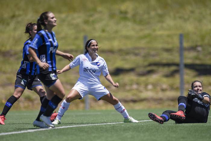 Juliana Castro, de Nacional, Lorena Yaque, Karol Bermúdez y Anabel Ubal, de Liverpool, durante el partido por la fecha nueve del Campeonato Uruguayo Femenino, el domingo 22 de noviembre de 2020, en el Complejo Los Céspedes.

 · Foto: Fernando Morán