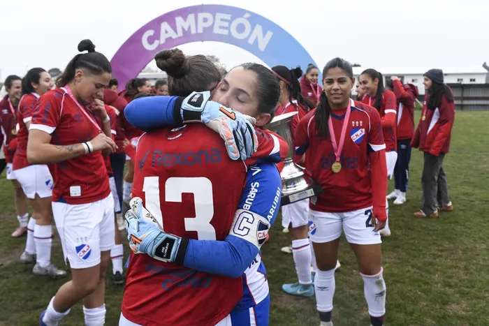 Las jugadoras de Nacional campeonatos tras el partido con Wanderers por la novena fecha del Torneo Apertura del Campeonato Uruguayo Femenino, el 5 de julio en el Complejo Walter Devoto, en Montevideo. / Foto: Sandro Pereyra, Agencia Gamba