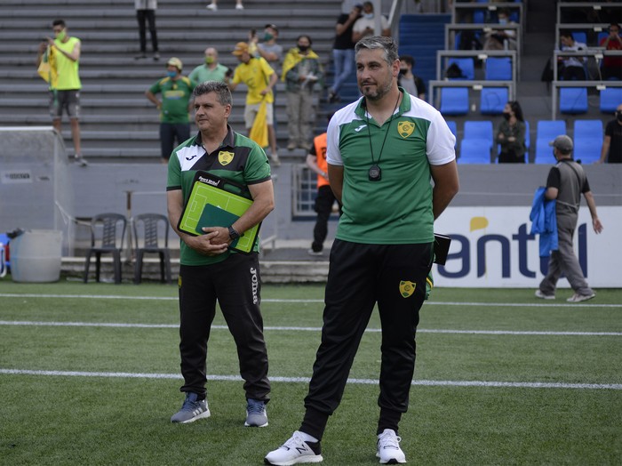 Juan Obelar y Roland Marcenaro, al final del partido ante Villa Española, tras el cual Cerrito se coronó campeón de la Segunda División Profesional, en el estadio Charruá. · Foto: Alessandro Maradei