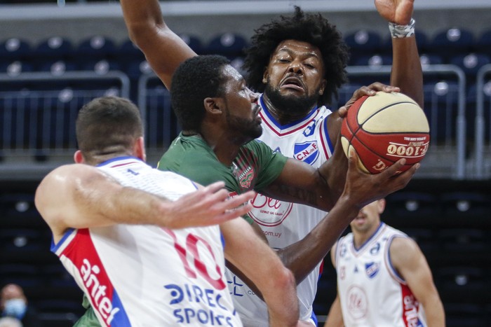 Santiago Moglia, de Nacional, Al Thornton, de Aguada, y Hatila Passos, de Nacional, en el Antel Arena. · Foto: .