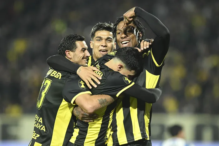 Eduardo Darias, Matías Arezo, Abel Hernández y Leonel Jaime, festejan un gol de Peñarol, el 1 de agosto en el estadio Campeón del Siglo. · Foto: Sandro Pereyra, Agencia Gamba