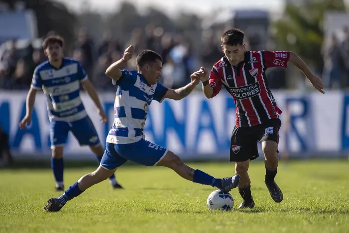 Ruben Funes, de Sportivo Barracas, y Luciano Machado, de Libertad, en el partido de ida de las finales de la 22ª Copa Nacional de Clubes, el 2 de agosto, en el Estadio Álvaro Pérez, en San Carlos. Foto: Fernando Morán, Agencia Gamba