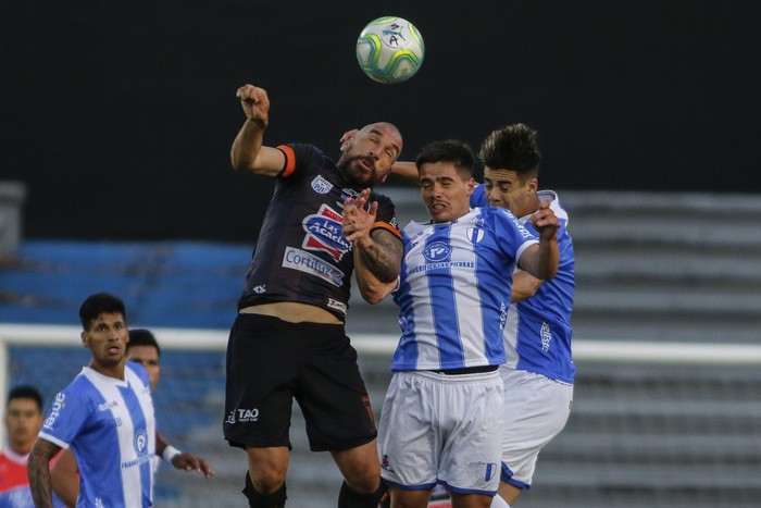  Jorge Ramirez, de Sudamérica, y Matías Tomás, de Juventud, durante el partido de ida por las semifinales del tercer ascenso a Primera División, el 3 de diciembre de 2020, en el estadio Charrúa. · Foto: .