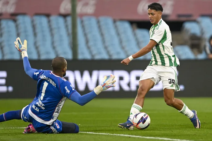 Luis Mejía, arquero de Nacional y Álex Vázquez, de Racing, el 15 de agosto en el estadio Centenario. · Foto: Guillermo Legaria, Agencia Gamba