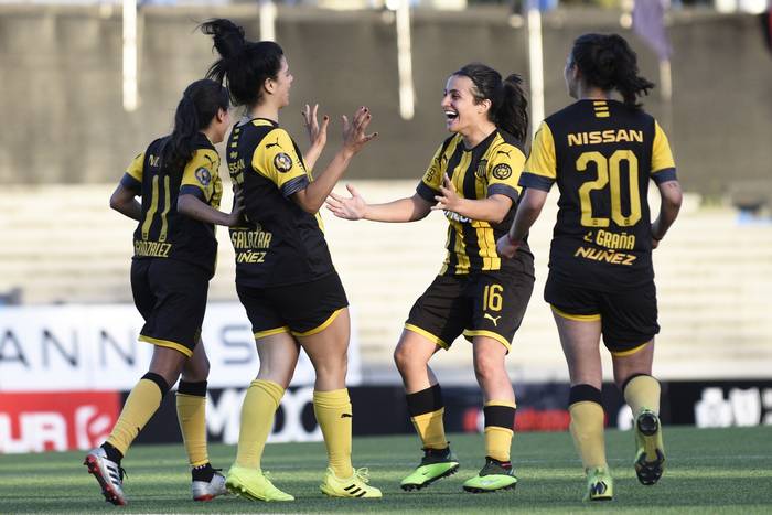 Stefanie Salazar, Ximena Velazco, de Peñarol, tras convertir un gol ante Fénix, por la fecha 1 de la fase final Campeonato Uruguayo Femenino (archivo, diciembre de 2020).
